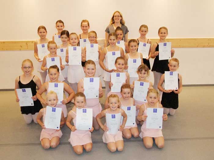 stolze Kinder zeigen ihre Ballett Zertifikate im Studio-1a Brüggen